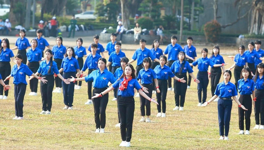 Phần trình diễn dân vũ đầy màu sắc của gần 200 học sinh đến từ Trường THPT Hoàng Hoa Thám và Trường THCS Tôn Đức Thắng chào mừng đại hội