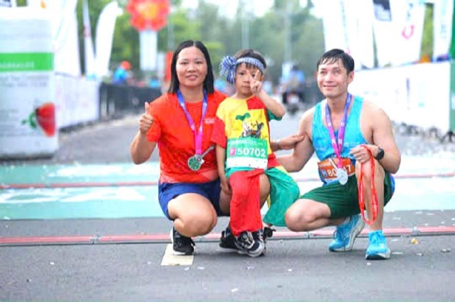 Anh Huỳnh Hữu Cảnh cùng vợ và con trai