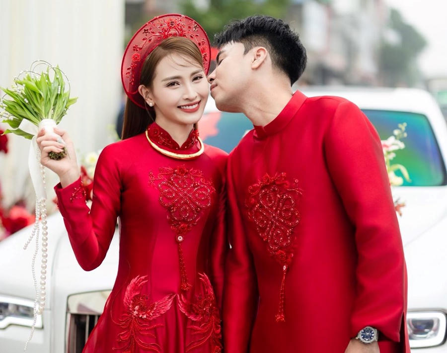 MC Huyền Trang Mù Tạt ứa nước mắt vì món quà 8.3 của chồng sắp cưới - tuyển thủ Phạm Đức Huy