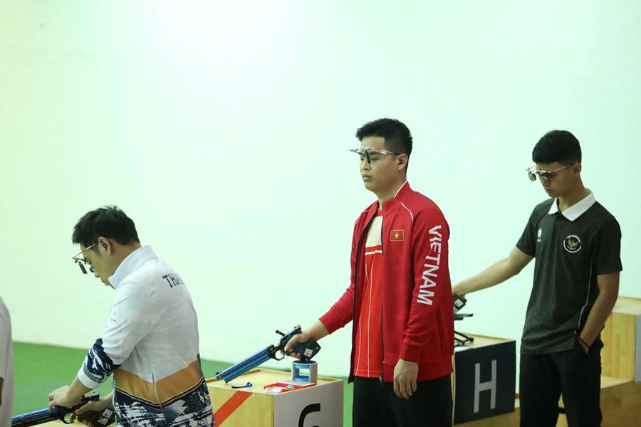 Quang Huy (giữa) cùng các đồng đội giành HCV nội dung 25m súng ngắn bắn nhanh
