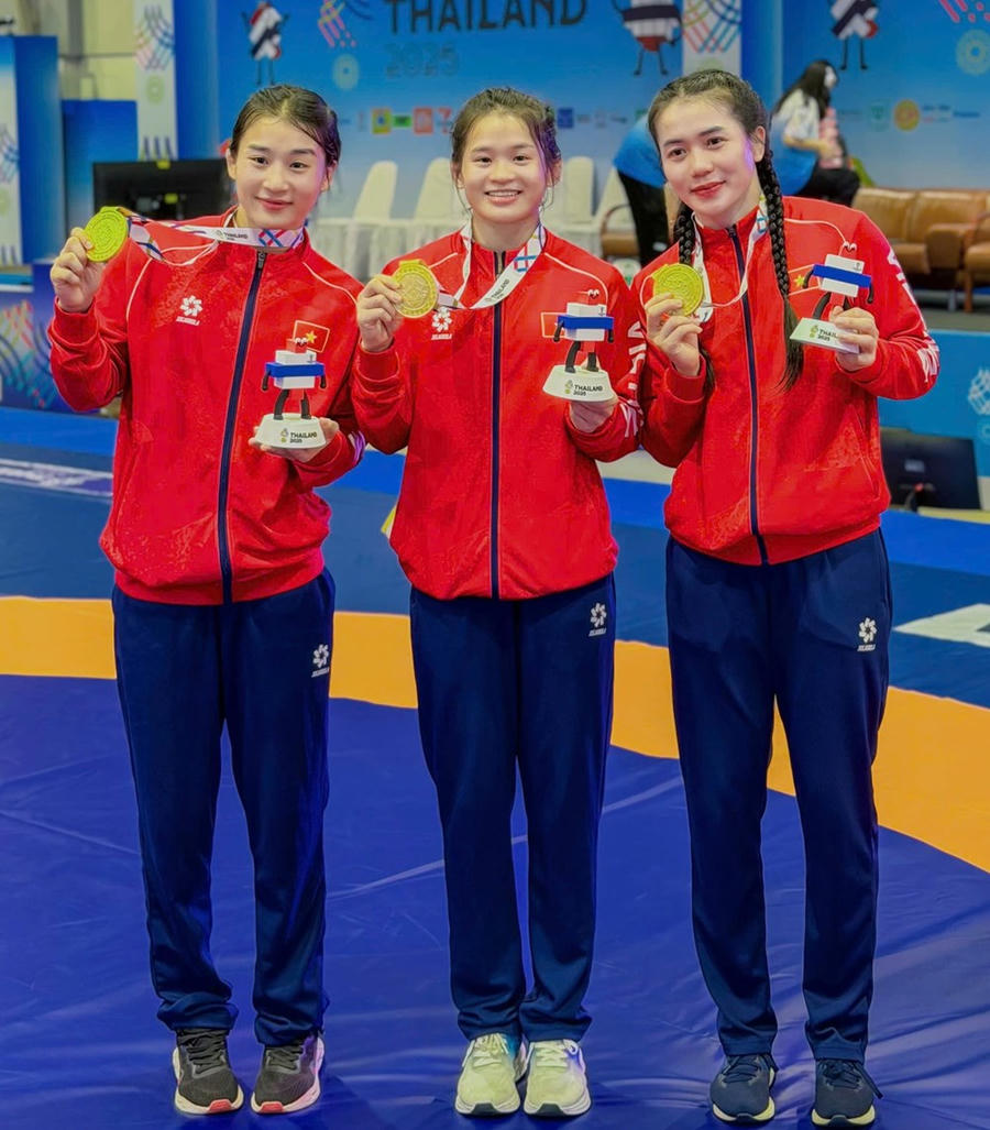 Ba chị em ruột Mỹ Hạnh - Mỹ Trang - Mỹ Linh cùng giành Huy chương Vàng môn Vật tư do tại SEA Games 33 chiều ngày 18.12.2025