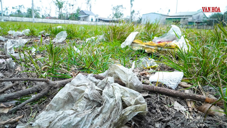 Rác được người dân vứt trong khuôn viên SVĐ