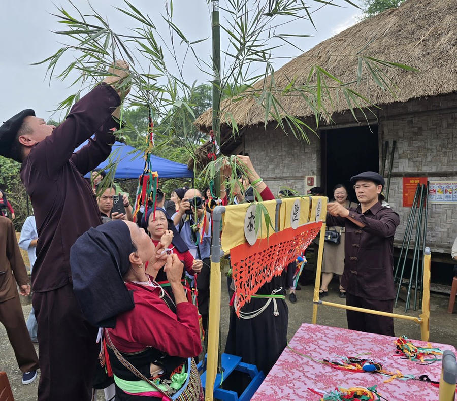 Rộn ràng lễ hội Xuống đồng của đồng bào Cao Lan - ảnh 4