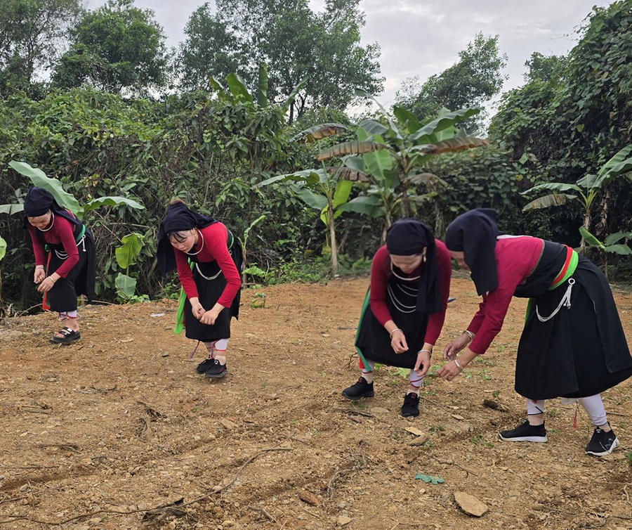 Rộn ràng lễ hội Xuống đồng của đồng bào Cao Lan - ảnh 17