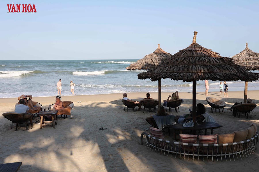 Bãi biển Đà Nẵng hút khách quốc tế - ảnh 12