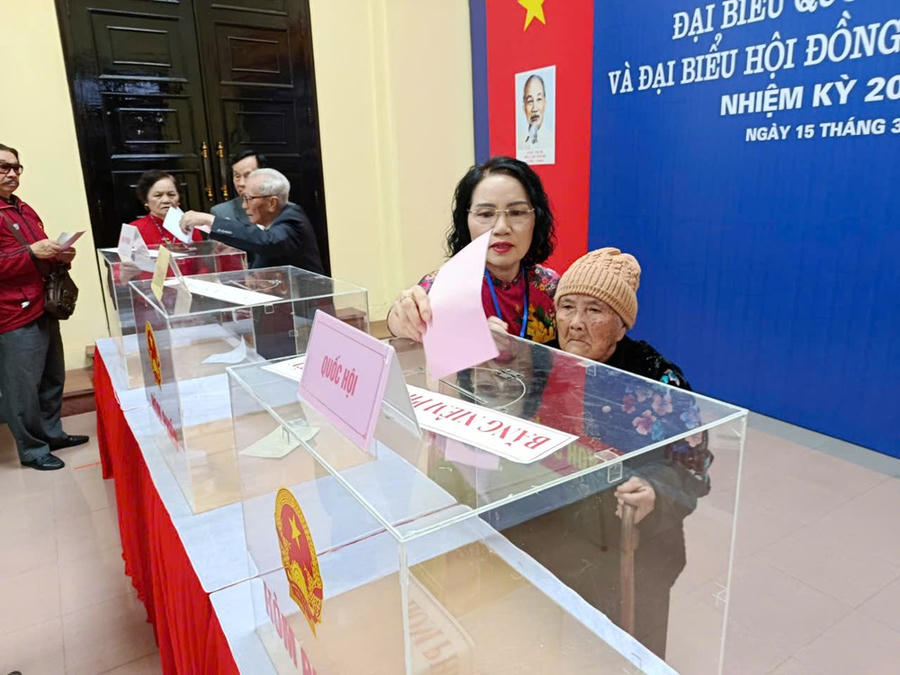 Cụ Lê Thị Màn năm nay đã 98 tuổi, bỏ phiếu lần thứ 16 và cũng là người bỏ phiếu đầu tiên tại điểm bầu cử