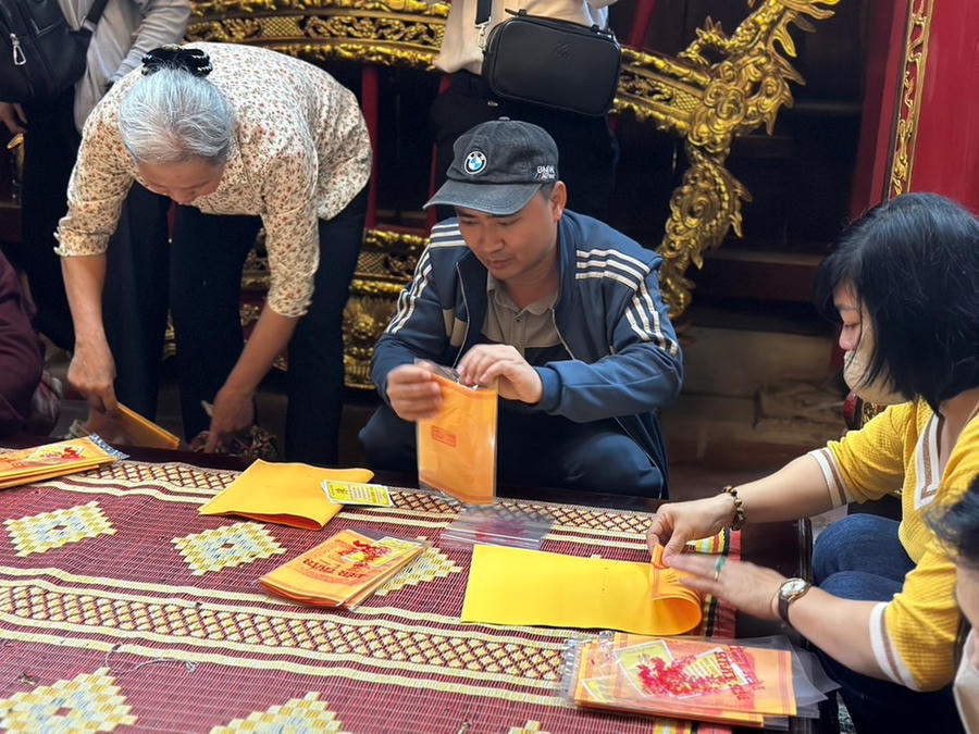Hàng nghìn người dân đội mưa xuyên đêm chờ phát ấn đền Trần - ảnh 6