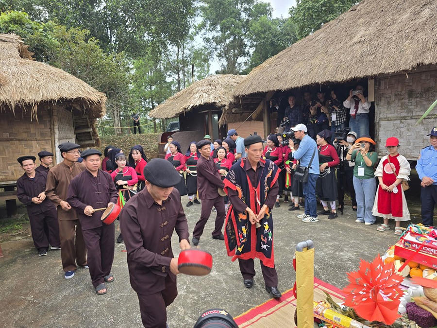 Rộn ràng lễ hội Xuống đồng của đồng bào Cao Lan - ảnh 19