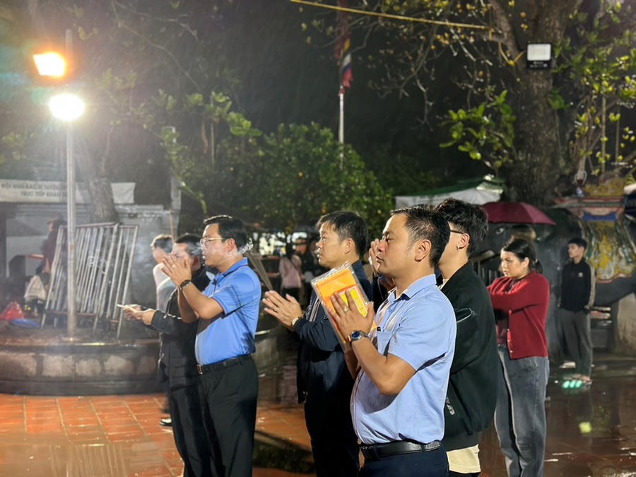 Hàng nghìn người dân đội mưa xuyên đêm chờ phát ấn đền Trần - ảnh 3