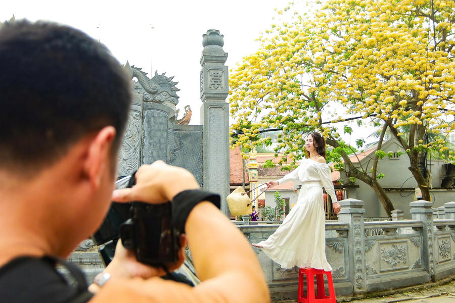 Những chiếc ghế cao trở thành công cụ hỗ trợ hiệu quả, giúp người dân, du khách dễ dàng bắt trọn những khoảnh khắc đẹp của mùa hoa
