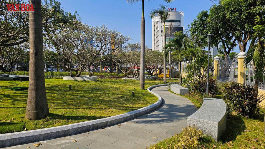 Một trong những điểm nhấn rõ nét là không gian cảnh quan sân vườn được mở rộng theo hướng thông thoáng, tăng tính kết nối