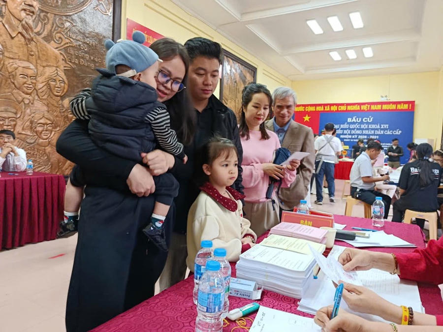 Các gia đình cũng mang con nhỏ đến điểm bầu cử, như một hình thức giáo dục các em về trách nhiệm công dân