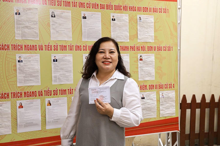 Chị Nguyễn Việt Loan chia sẻ: "Không khí ở đây rất tưng bừng, vui vẻ. Mọi người hồ hởi, phấn khởi cùng nhau đi bầu cử. Các cán bộ rất chu đáo, nhiệt tình, quan tâm đến cử tri đi bầu cử. Từ hướng dẫn, giới thiệu đến tiếp đón, mọi thứ đều thể hiện sự niềm nở"
