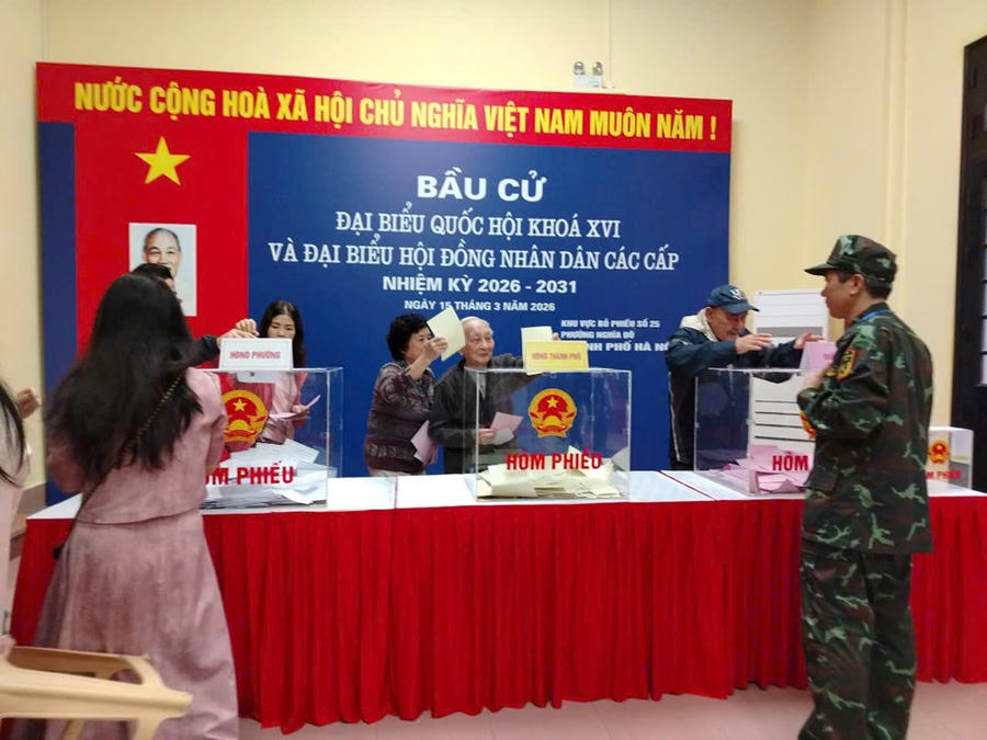 Giáo sư - Tiến sĩ, Nhà giáo nhân dân, Nguyên Viện trưởng Viện Văn hóa và phát triển Học viện Chính trị Quốc gia Hồ Chí Minh Trần Văn Bình tuy đã ngoài 90 vẫn tự mình đến điểm bầu cử bỏ phiếu