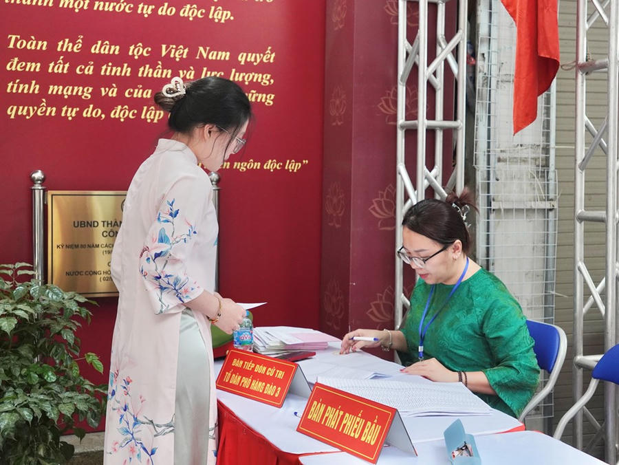 Các thành viên tổ bầu cử hướng dẫn cử tri kiểm tra danh sách, nhận phiếu và thực hiện quy trình bỏ phiếu theo đúng quy định. Công tác tổ chức tại khu vực bỏ phiếu được chuẩn bị chu đáo, bảo đảm cuộc bầu cử diễn ra thuận lợi, an toàn và đúng quy định của pháp luật