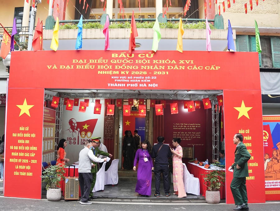 Di tích lịch sử quốc gia số 48 Hàng Ngang (phường Hoàn Kiếm) được bố trí làm khu vực bỏ phiếu số 22 của phường Hoàn Kiếm, phục vụ cử tri thuộc các tổ dân phố Hàng Đào số 3, số 4 và số 5. Trong ngày bầu cử 15.3, không gian di tích được trang trí trang trọng với cờ Tổ quốc, pano và băng rôn tuyên truyền