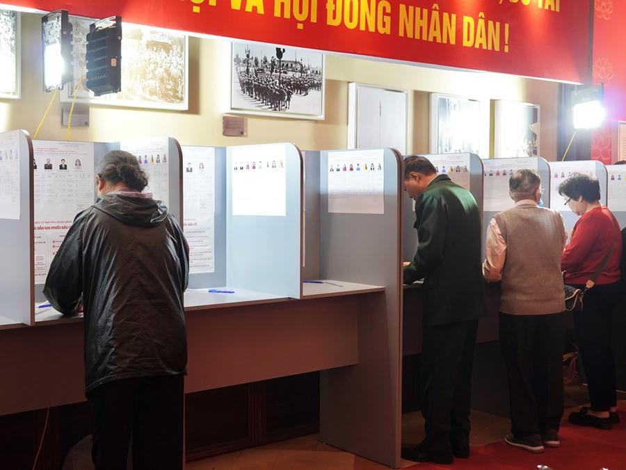 Theo ghi nhận, từ 7 giờ sáng, không khí tại điểm bỏ phiếu đặc biệt này đã trở nên rộn ràng khi đông đảo cử tri có mặt từ sớm để thực hiện quyền và nghĩa vụ công dân