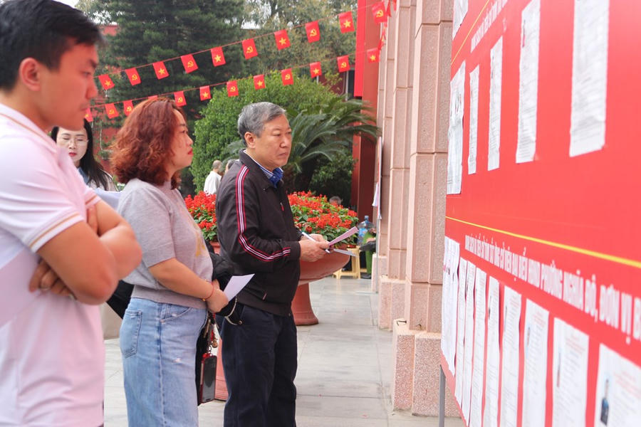 Ông Nguyễn Văn Tân, một trong những cử tri có mặt sớm nhất tại điểm bầu cử, chia sẻ: “Tôi rất vui khi được hòa trong không khí ngày bầu cử hôm nay. Tôi rất tin tưởng vào khâu chuẩn bị của phường, của thành phố cũng như công tác truyền thông của Nhà nước; mọi thứ đều rất đúng mực và phù hợp"