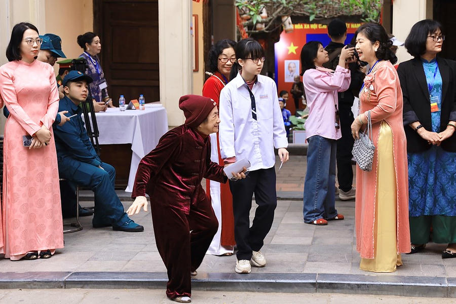 Sau khi hoàn thành việc bỏ phiếu, nhiều cử tri rời điểm bầu cử với tâm trạng vui mừng, tin tưởng vào sự phát triển của đất nước