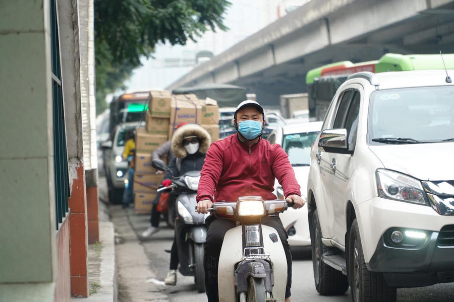 Cá nuôi lồng bè trên sông Lam đoạn qua xã Anh Sơn chết hàng loạt được người dân vớt lên. Ảnh: DH