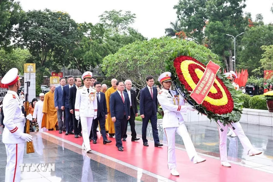 ttxvn-doan-dai-bieu-ubtw-mttq-viet-nam-dang-huong-tuong-niem-anh-hung-liet-si-1905.jpg