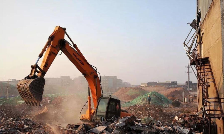 Máy móc phá dỡ các khu nhà xây trái phép ở thôn Tân Kiến ngày 18/3/2018. Ảnh: Terminus2049