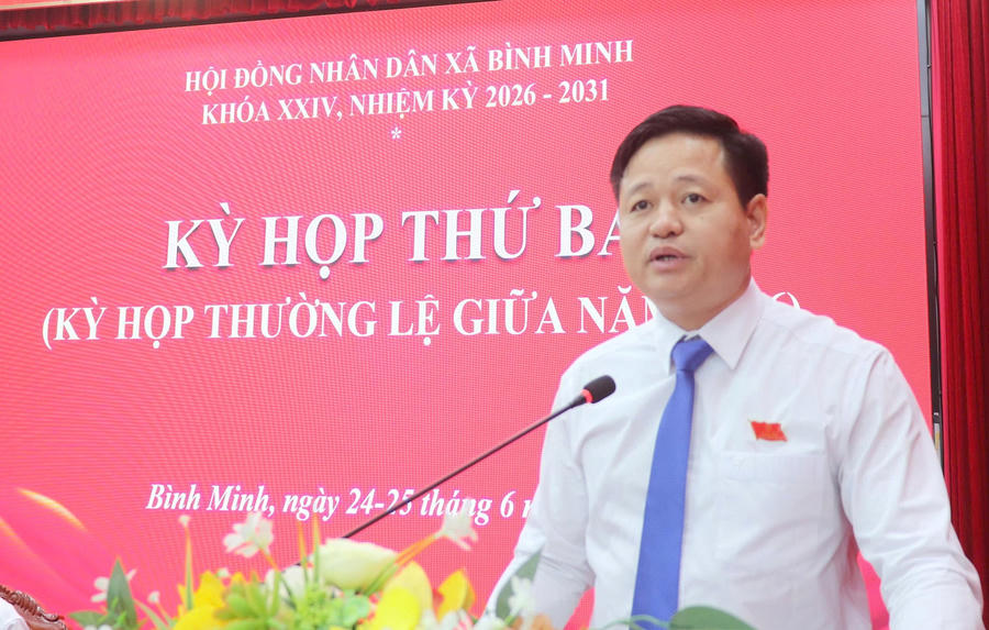 Chủ tịch UBND xã Bình Minh Nguyễn Đăng Việt chỉ đạo việc điều chỉnh giấy chứng nhận quyền sử dụng đất nông nghiệp cho người dân thôn Chợ (cũ) tại kỳ họp HĐND xã. Ảnh: Đỗ Đạt