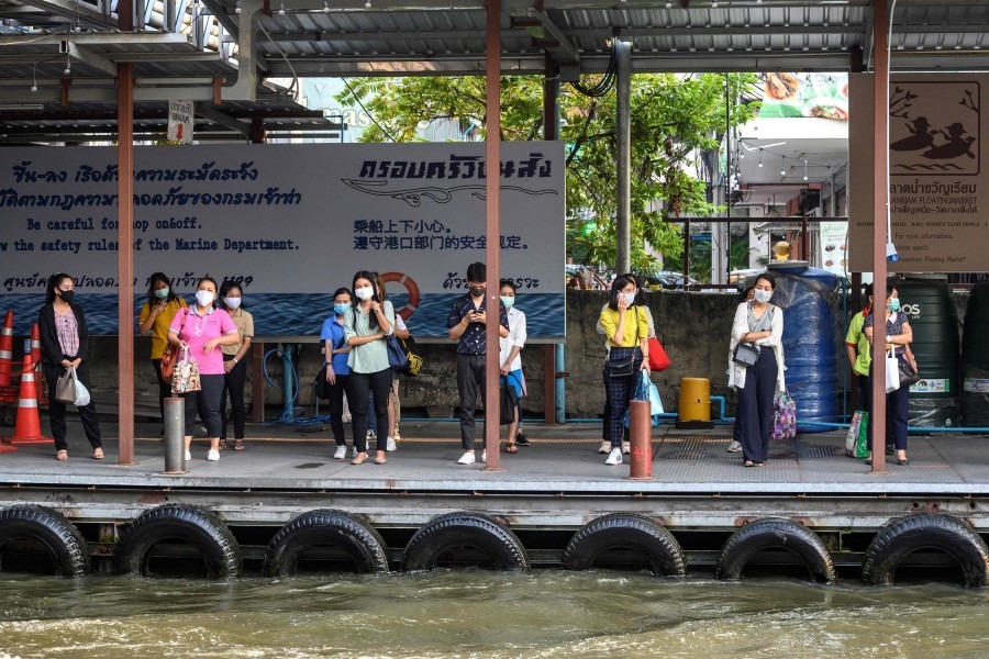 Người đi làm tuân thủ giãn cách xã hội khi chờ thuyền tại bến tàu Pratunam ở Bangkok hồi tháng 4. Ảnh: AFP.