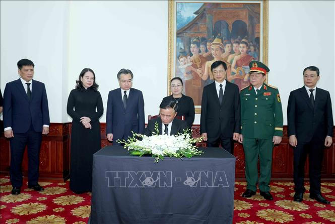 Thường trực Ban Bí thư Trần Cẩm Tú ghi sổ tang Chủ tịch Quốc hội Lào Xaysomphone Phomvihane. Ảnh: Phương Hoa/TTXVN