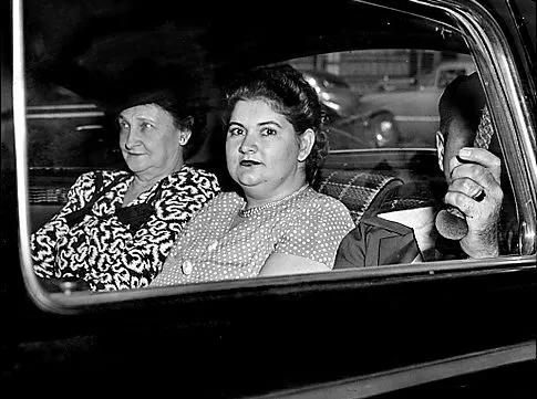 Martha Beck mặc váy chấm bi, trang điểm và làm tóc tỉ mỉ, ngồi trên xe di chuyển từ tòa án Bronx đến nhà tù Sing Sing sau khi bị kết án tử hình. Ảnh: Nydailynews