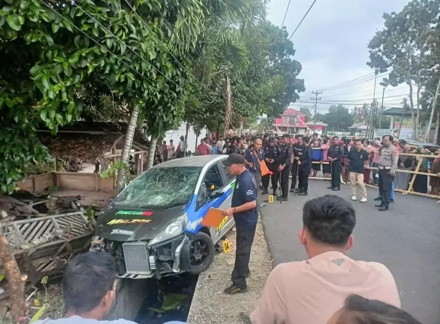 Hiện trường vụ xe đua mất lái trong cuộc đua ở thành phố Kotamobagu, thuộc đảo Sulawesi, Indonesia, hôm 9/8. Ảnh: Jakarta Globe