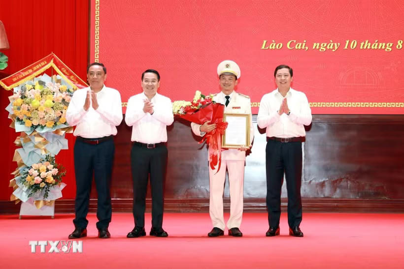 Các đồng chí lãnh đạo tỉnh Lào Cai tặng hoa chúc mừng Đại tá Trịnh Khắc Cường. Ảnh: TTXVN phát