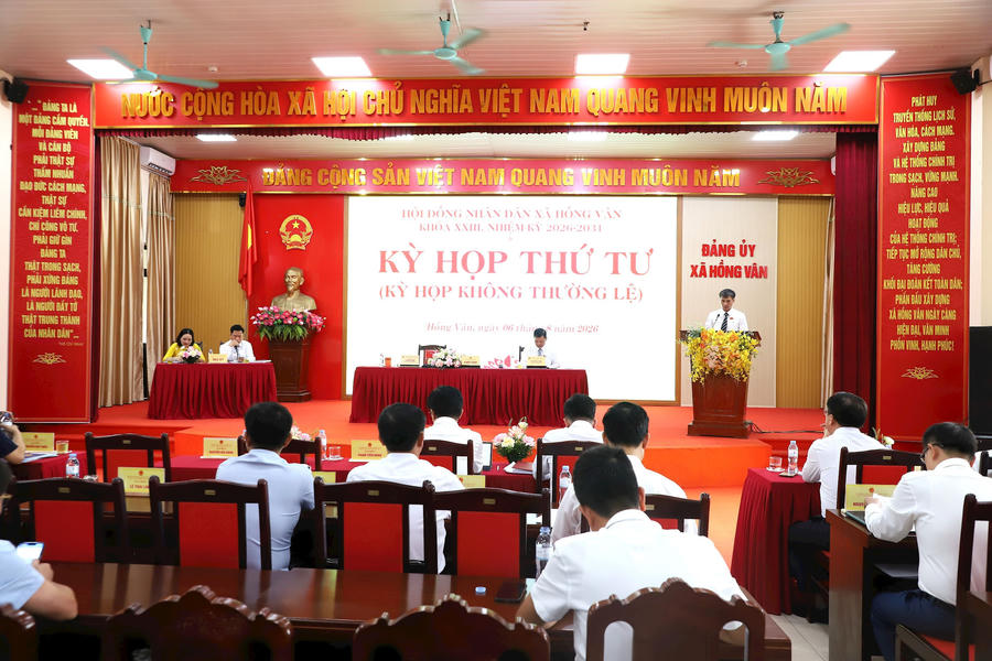 Bí thư Đảng ủy, Chủ tịch HĐND xã Hồng Vân Phạm Tiến Dũng phát biểu khai mạc kỳ họp.  Ảnh: Đặng Cung.