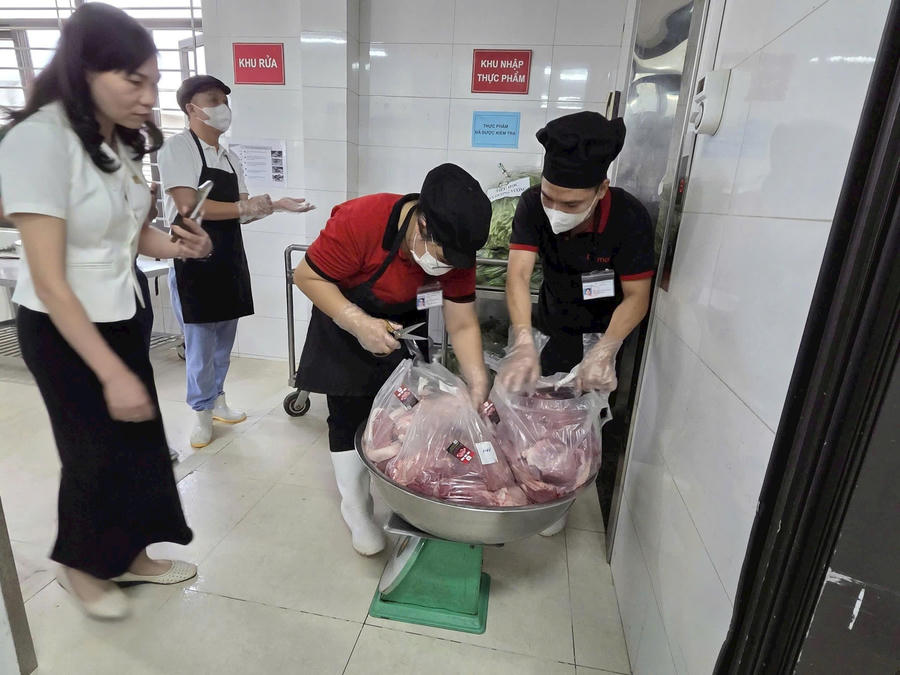Công tác kiểm tra, giám sát bếp ăn bán trú tại các trường học cần được thực hiện thường xuyên, kết hợp ứng dụng công nghệ để nâng cao hiệu quả. Ảnh: Mai Khôi