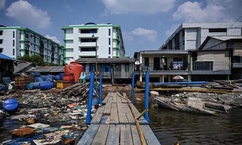 Nhà cửa chìm dưới mực nước biển ở phía bắc Jakarta hôm 12/6. Ảnh: AFP.