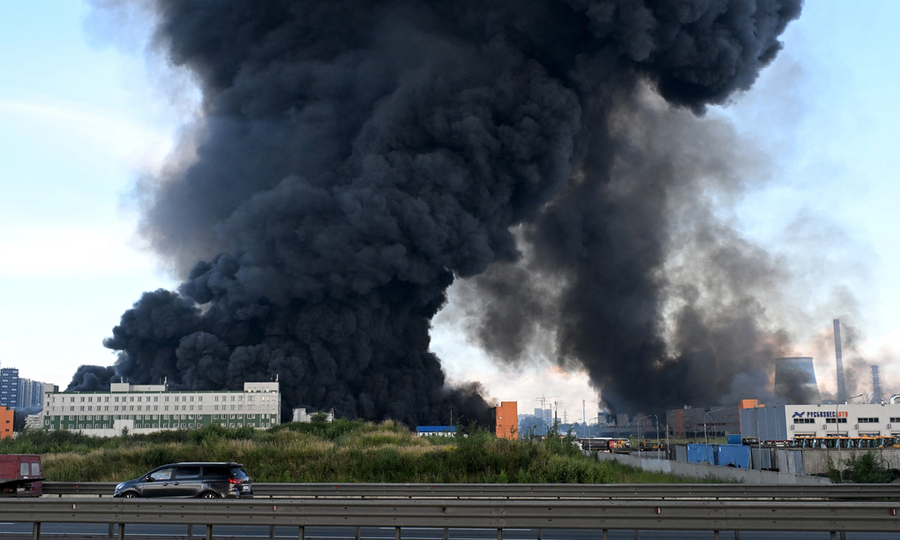 Khói bốc lên từ một nhà kho ở thành phố Saint Petersburg, Nga, hôm 24/7, sau đòn tập kích của Ukraine. Ảnh: AFP