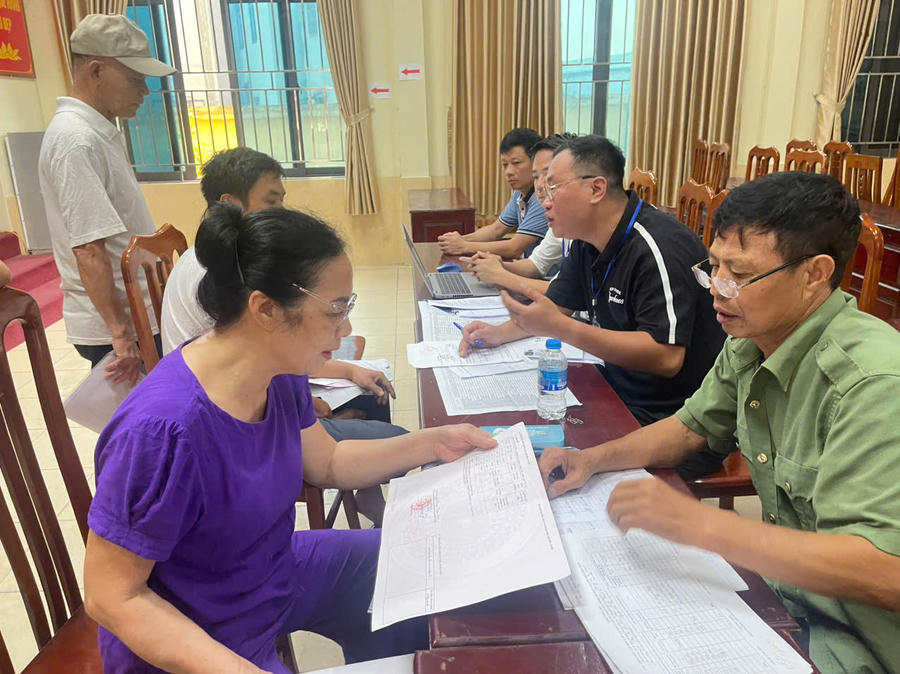 Người dân xã Bình Minh đối chiếu thông tin bị sai trên Giấy chứng nhận quyền sử dụng đất nông nghiệp tại nhà văn hóa thôn Chợ (cũ). Ảnh: Đỗ Đạt