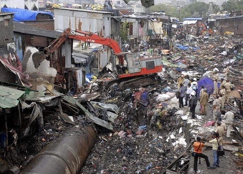 Nhà tạm xây dựng trái phép quanh ống dẫn nước bị dỡ bỏ hồi tháng 7/2017 tại Dharavi. Ảnh: Guardian.