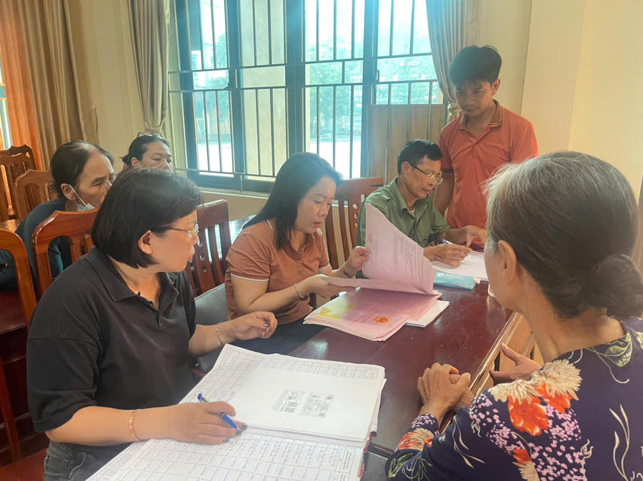 Cán bộ xã Bình Minh rà soát lại thông tin liên quan đến điều chỉnh Giấy chứng nhận quyền sử dụng đất nông nghiệp của các hộ dân. Ảnh: Đỗ Đạt