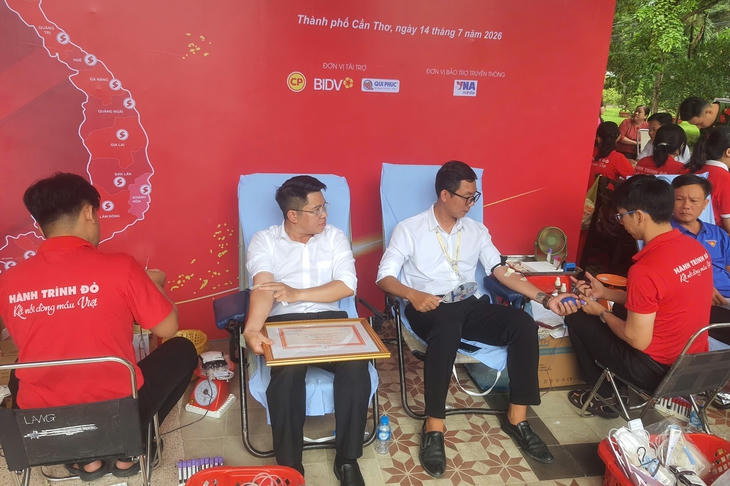 Các cá nhân được tôn vinh tham gia hiến máu tình nguyện tại ngày hội - Ảnh: T.LŨY