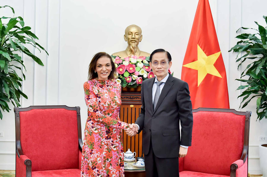 Bộ trưởng Bộ Ngoại giao Lê Hoài Trung (phải) tiếp Hạ nghị sĩ, Bộ trưởng các Bộ Phát triển Quốc tế, Doanh nghiệp nhỏ và Các vấn đề đa văn hóa Australia Anne Aly ngày 28-7 vừa qua. Ảnh: Bộ Ngoại giao cung cấp