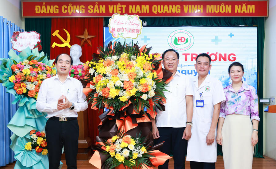 TS. BS Nguyễn Đình Hưng - Phó Giám đốc Sở Y tế Hà Nội tặng hoa chúc mừng Bệnh viện đa khoa Hoài Đức.