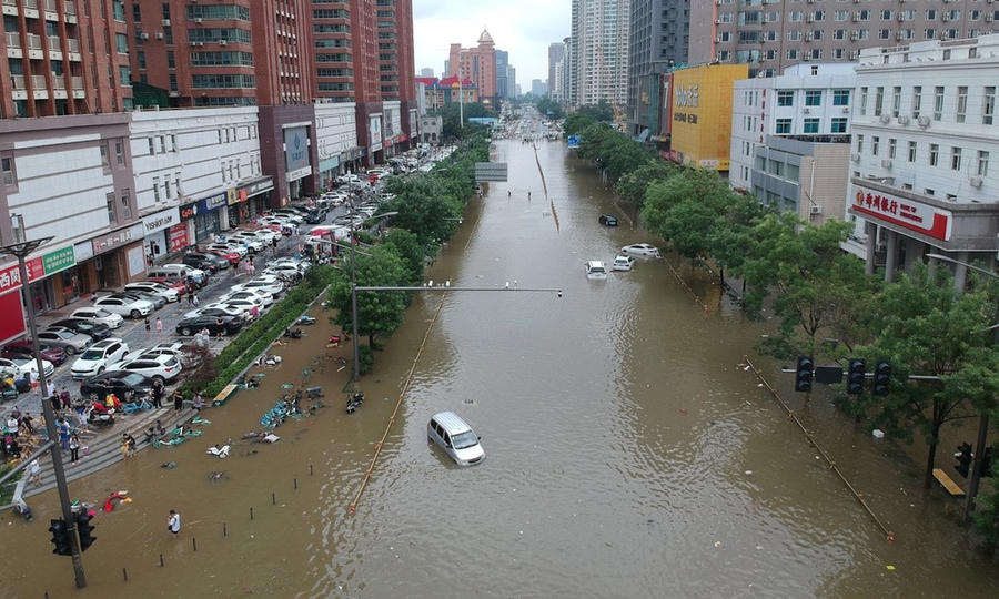 Tuyến phố ngập trong nước lũ ở Trịnh Châu, tỉnh Hà Nam hôm 21/7. Ảnh: Reuters
