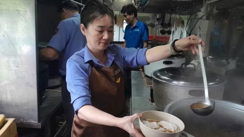 Chị Phạm Thị Bình và các đồng nghiệp mong muốn đem đến sự ấm áp cho hành khách trong những ngày xuân mới. z7520484540178-a7fd250a0d5142ade08f7c73350b696c-1-5589.jpg