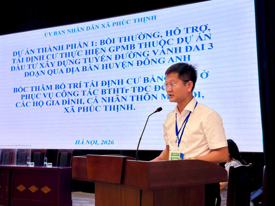 Trưởng phòng Kinh tế xã Phúc Thịnh Hoàng Anh Tuấn công bố quy chế, quy trình bốc thăm đất. Ảnh: Thanh Hà
