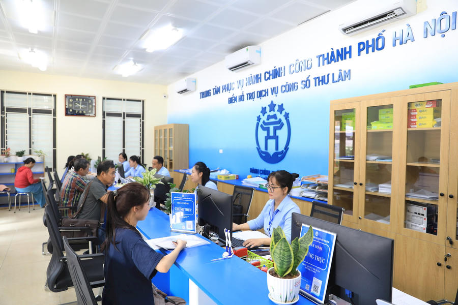 Mỗi cán bộ, công chức không ngừng đẩy mạnh ứng dụng chuyển đổi số để phục vụ nhân dân tốt hơn. Ảnh: Quang Thái