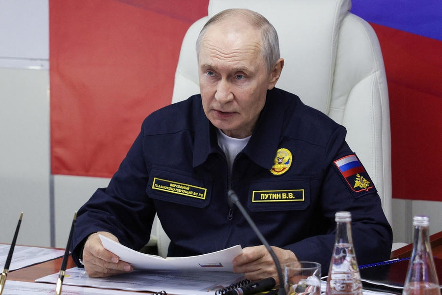 Tổng thống Nga Vladimir Putin họp trên tàu tuần dương tên lửa dẫn đường Varyag của hải quân Nga tại đảo Sakhalin, thuộc vùng Viễn Đông ngày 12/8. Ảnh: Sputnik