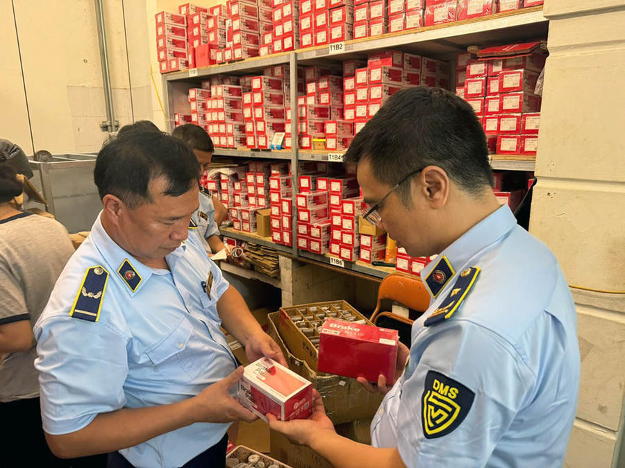 QLTT Hà Nội phát hiện 53.000 sản phẩm phụ tùng ô tô giả mạo nhãn mác. Ảnh: Hoài Nam