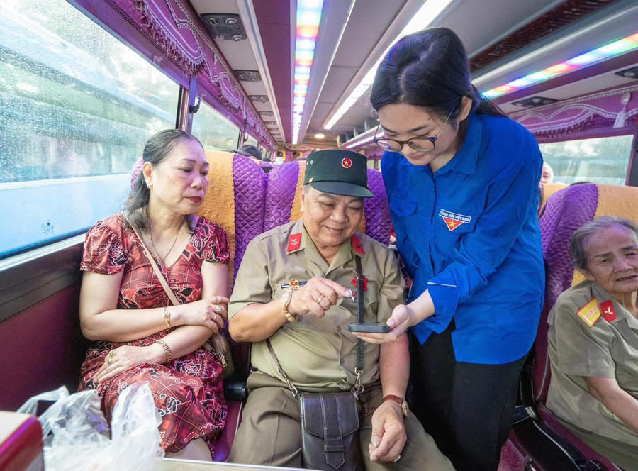 Cán bộ các sở, ban, ngành thành phố Cảng tích cực hỗ trợ người dân. Ảnh: Thanh Tú