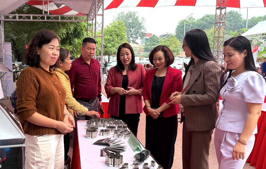Đại biểu tham quan các gian hàng tại chương trình. Ảnh: PV